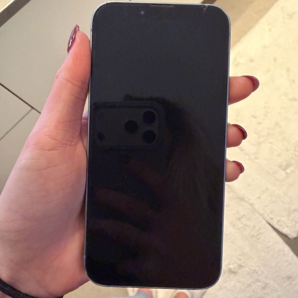 iPhone 14 - Picture 3 of 3